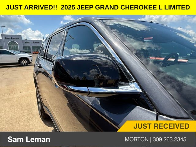 2025 Jeep Grand Cherokee Limited photo 3