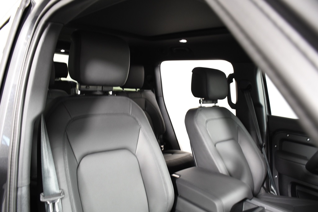 2025 Land Rover Defender 130 S photo 20