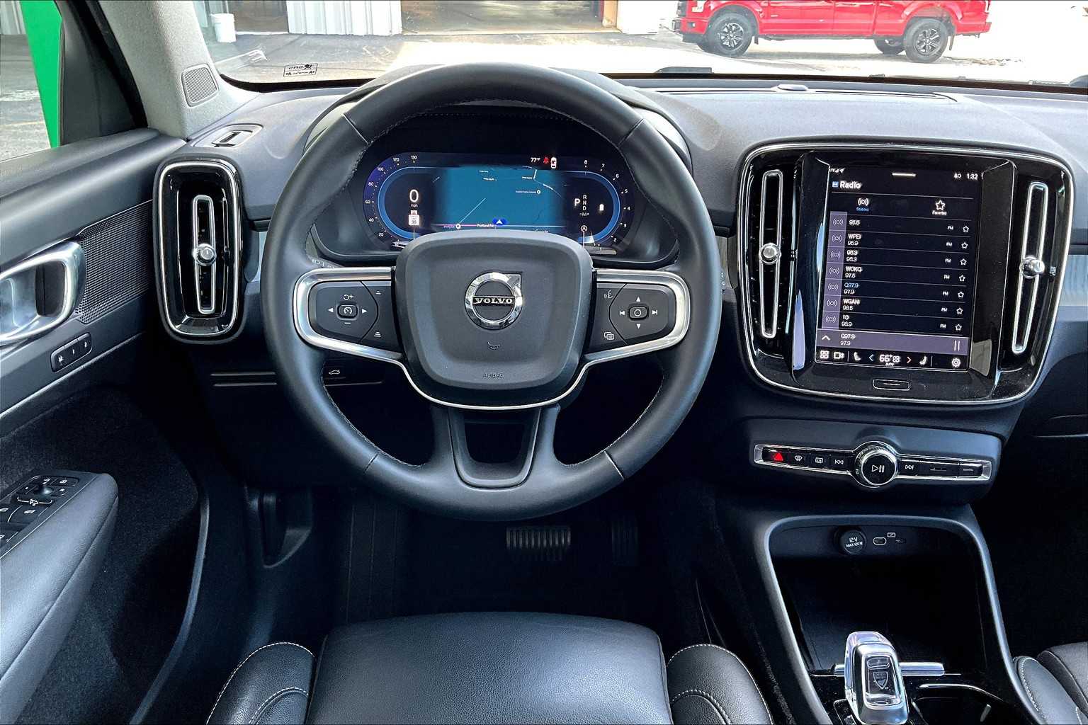 2025 Volvo XC40 Plus photo 5