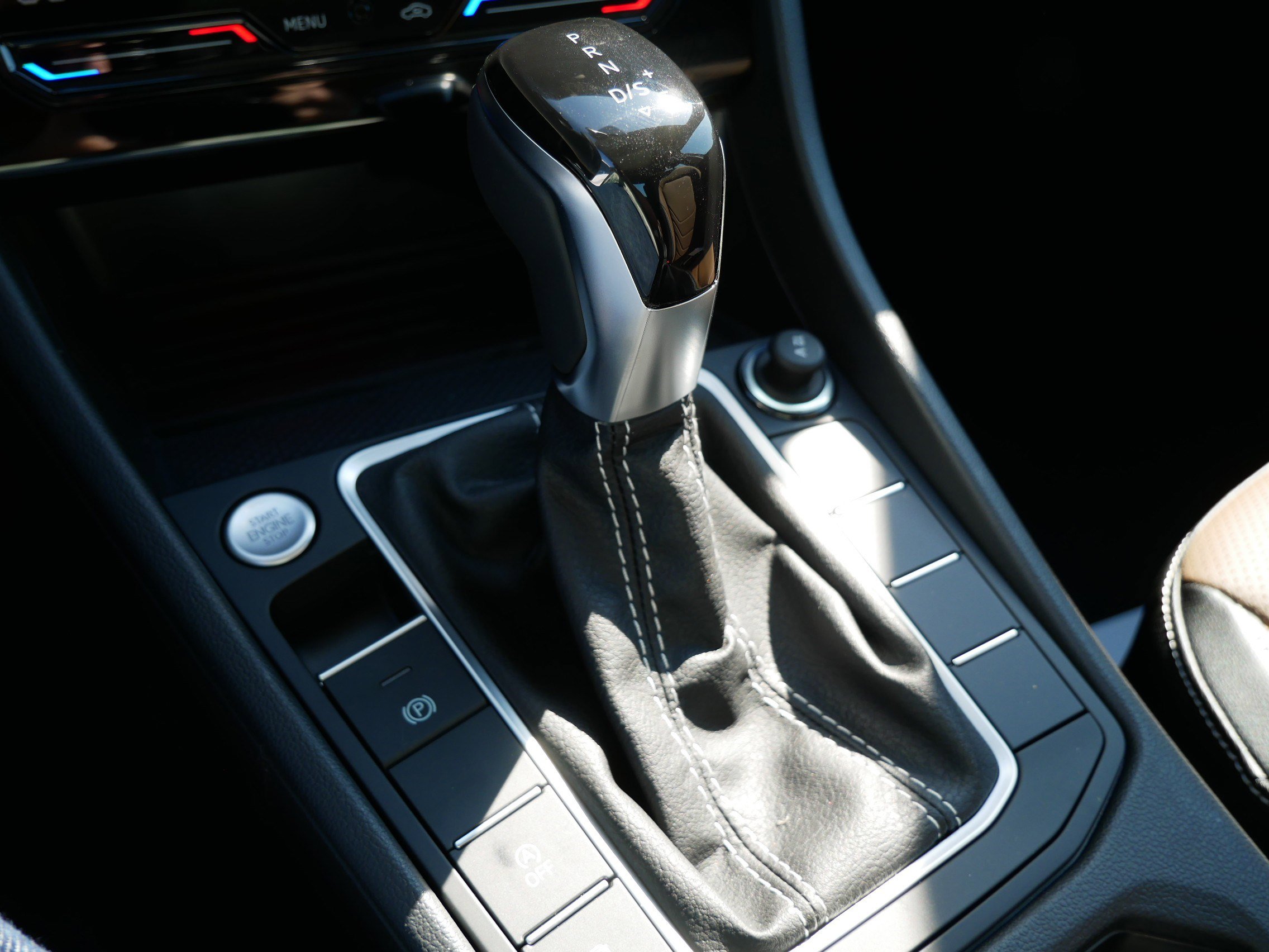 2025 Volkswagen Jetta SEL photo 8