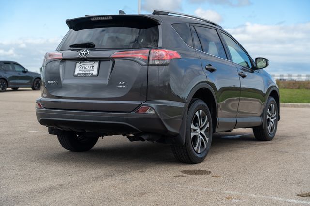 2017 Toyota RAV4 LE photo 4
