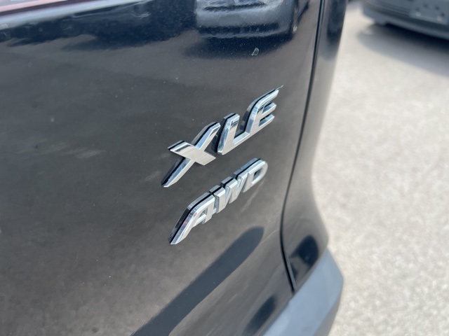 2022 Toyota Corolla Cross XLE photo 6