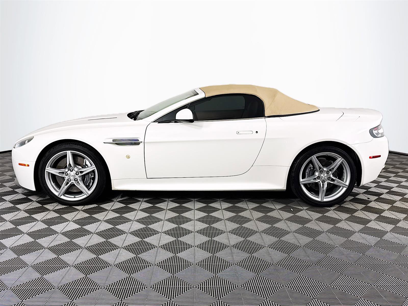 2016 Aston Martin V8 Vantage S photo 4