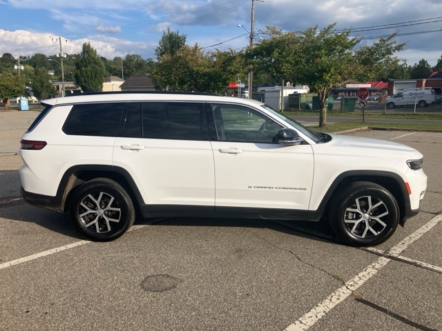 2024 Jeep Grand Cherokee Limited photo 2