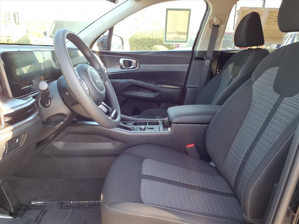 2025 Kia Sorento LX photo 9