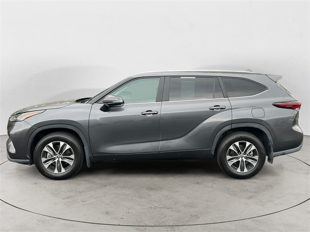 2025 Toyota Highlander XLE photo 2