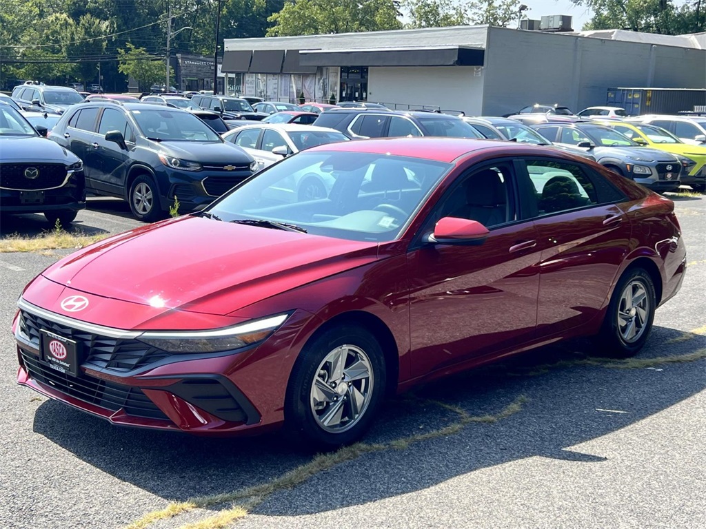 2024 Hyundai Elantra SE photo 3