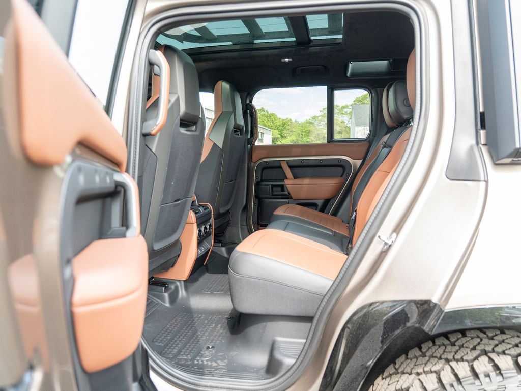 2025 Land Rover Defender 110 V8 photo 20