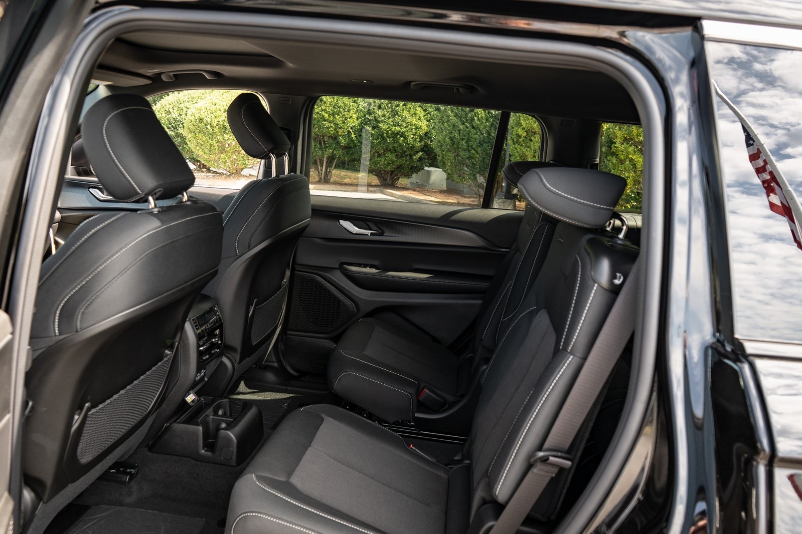 2025 Jeep Grand Cherokee Laredo Altitude photo 17