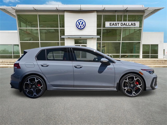 2025 Volkswagen Golf GTI Autobahn photo 2