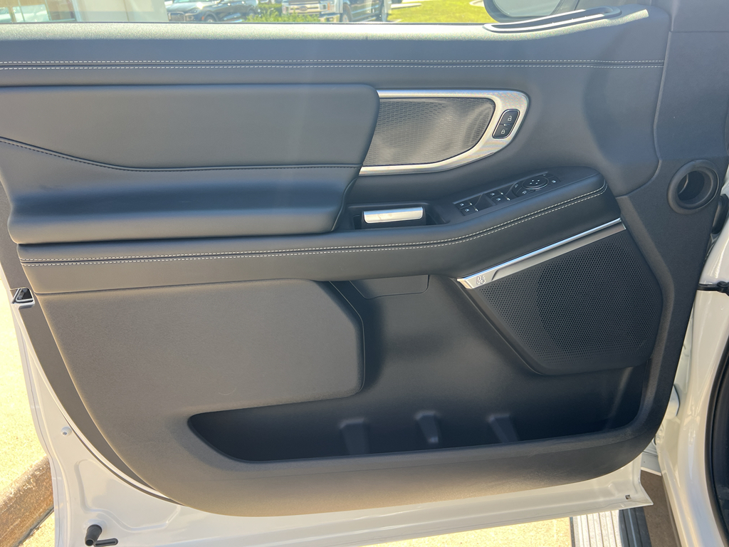 2025 Ford Expedition Platinum photo 16