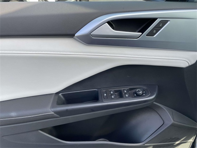 2025 Volkswagen Taos SE photo 14