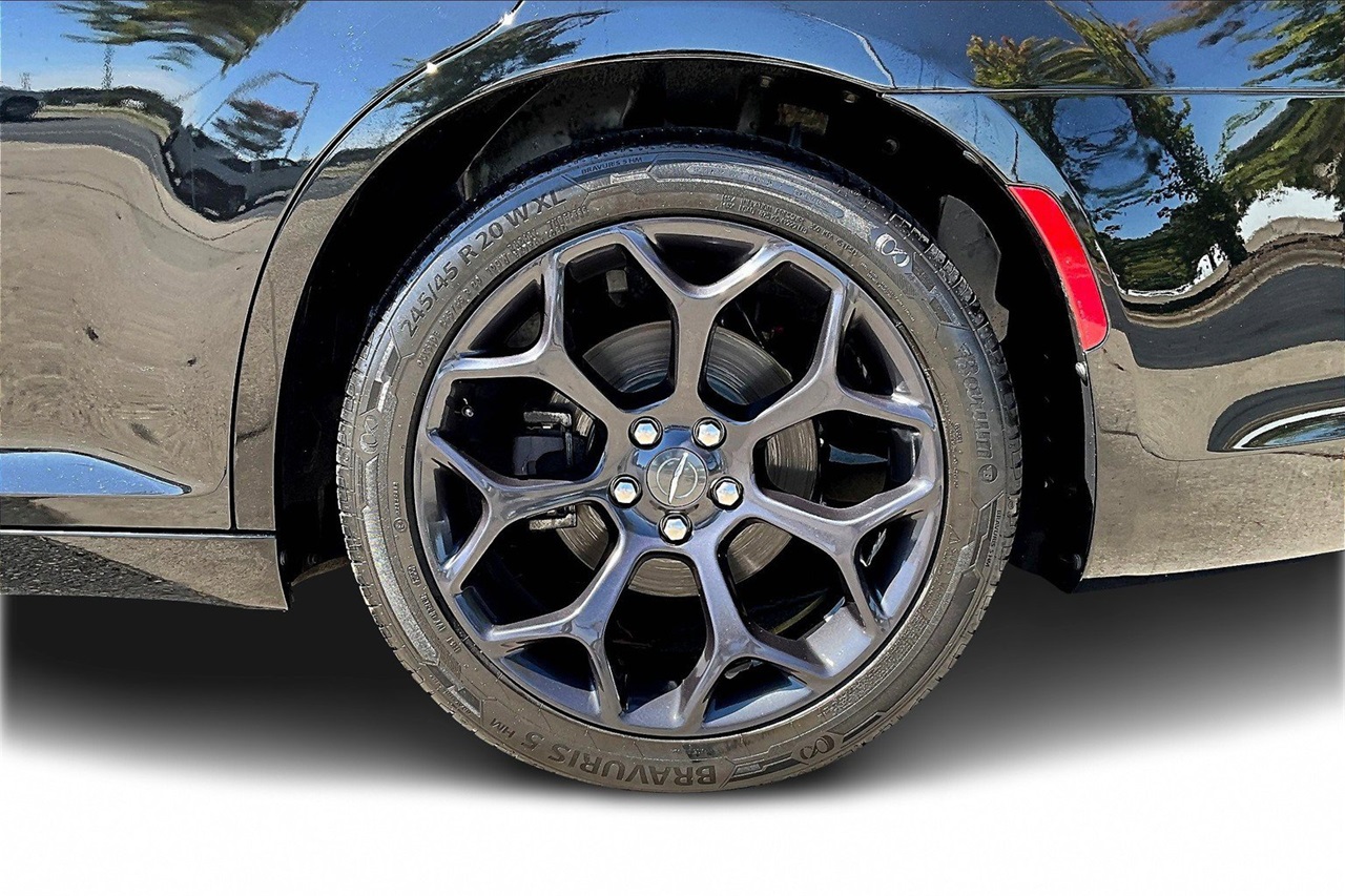 2019 Chrysler 300 S photo 32
