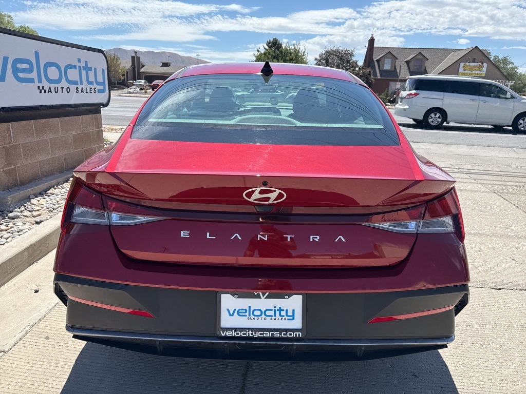 2024 Hyundai Elantra SE photo 3