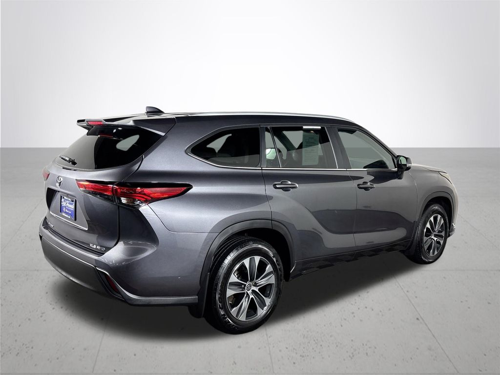 2023 Toyota Highlander L photo 5
