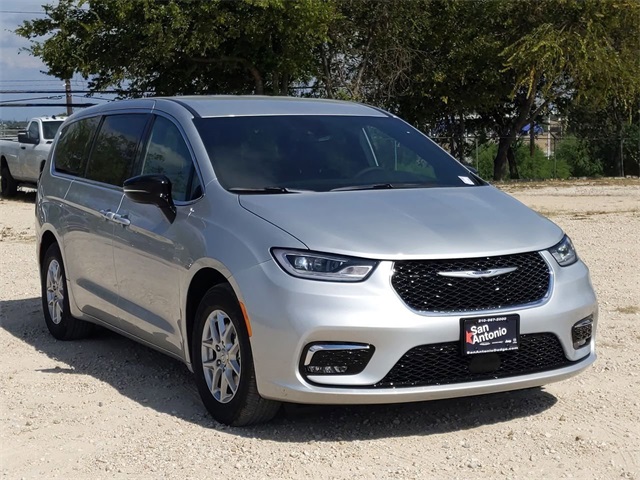 2026 Chrysler Pacifica photo 2