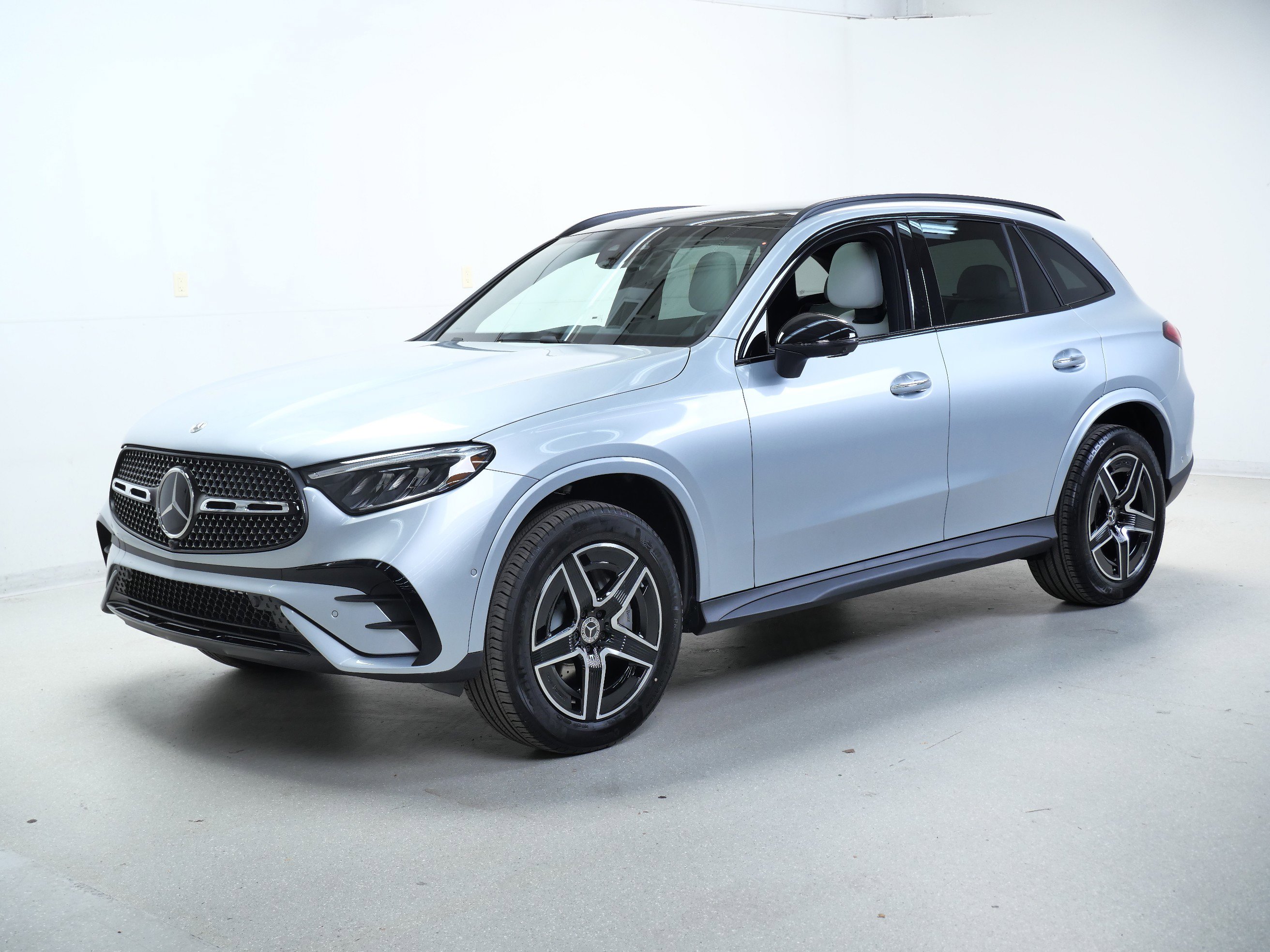 2026 Mercedes Benz GLC 300 4MATIC photo 3