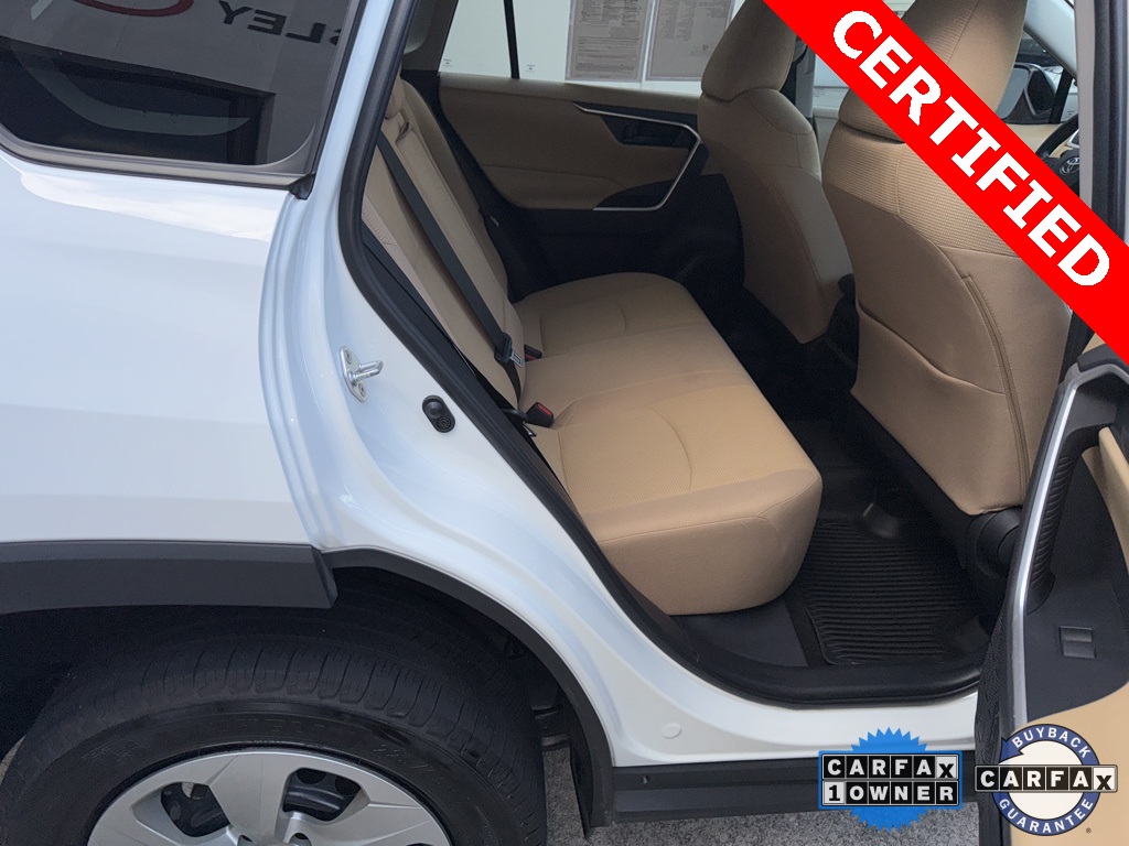 2019 Toyota RAV4 LE photo 3
