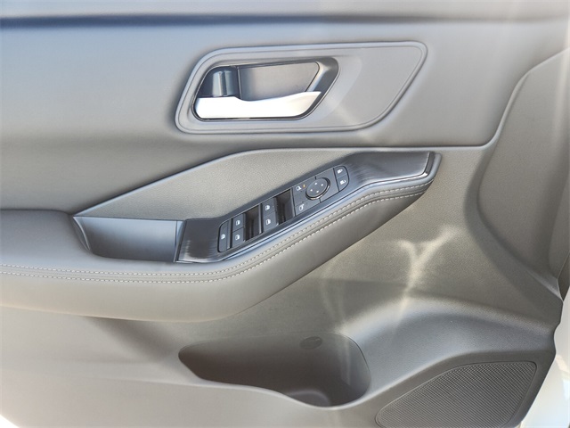 2026 Nissan Rogue SV photo 18