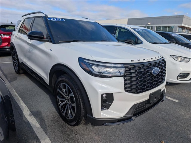 2025 Ford Explorer ST-LINE's photo