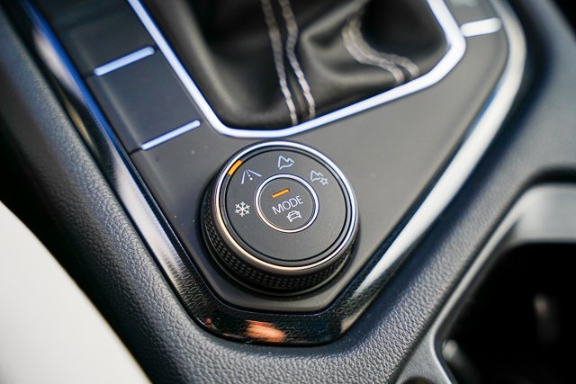 2025 Volkswagen Taos SE photo 14