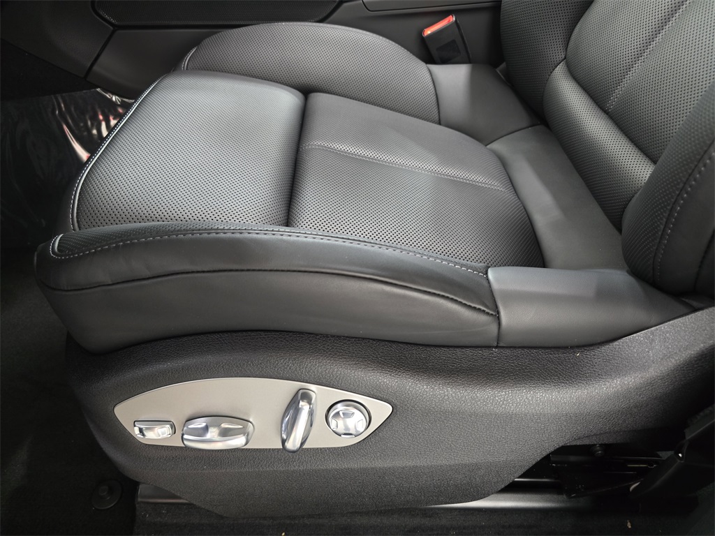 2026 Porsche Macan T photo 21