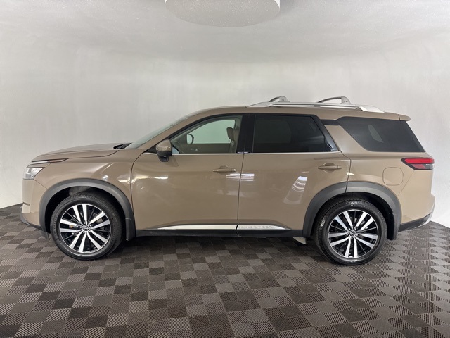 2023 Nissan Pathfinder Platinum photo 5