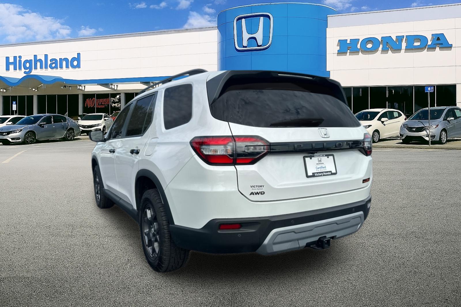 2023 Honda Pilot TrailSport photo 2