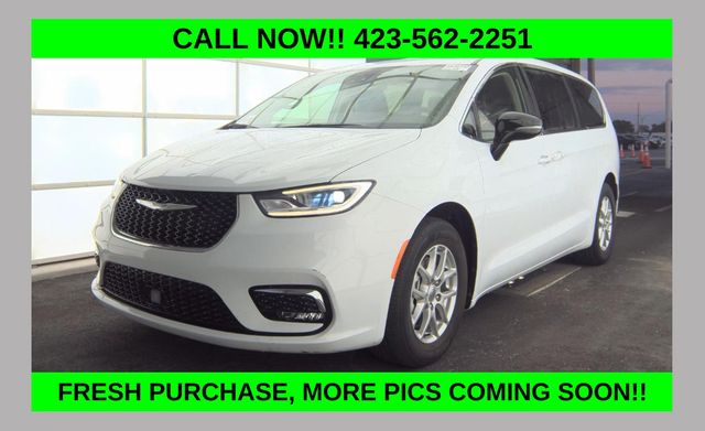 2024 Chrysler Pacifica Touring L's photo