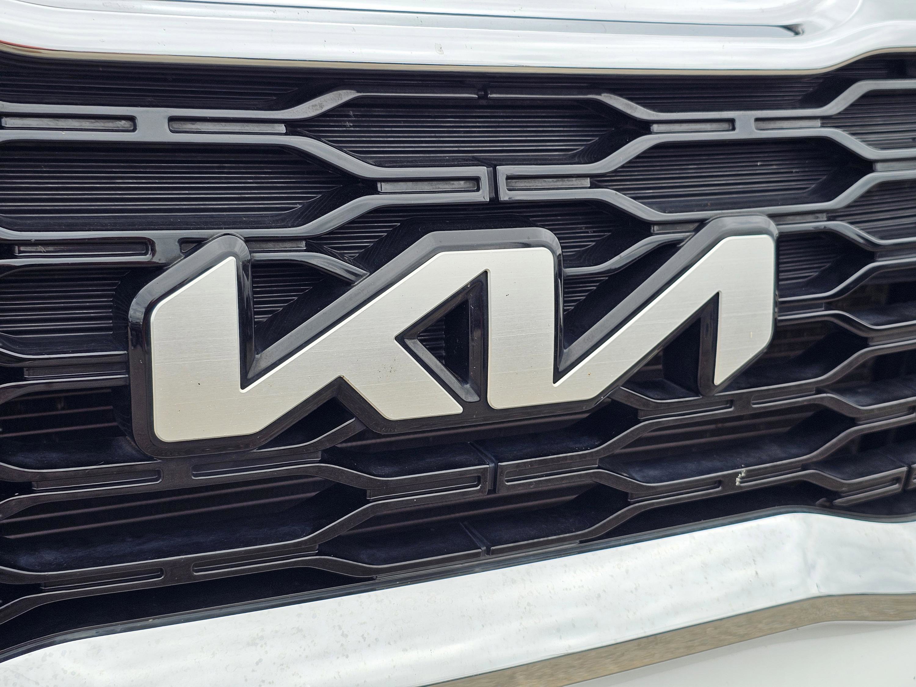 2022 Kia Telluride LX photo 3