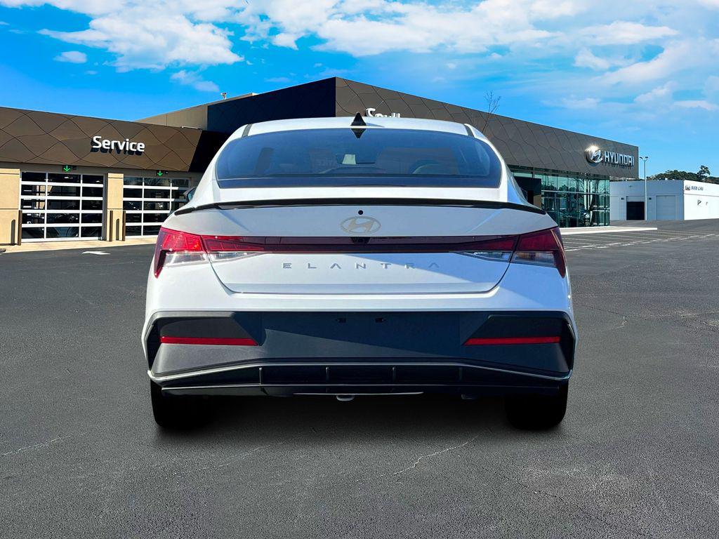 2025 Hyundai Elantra SEL Sport photo 6