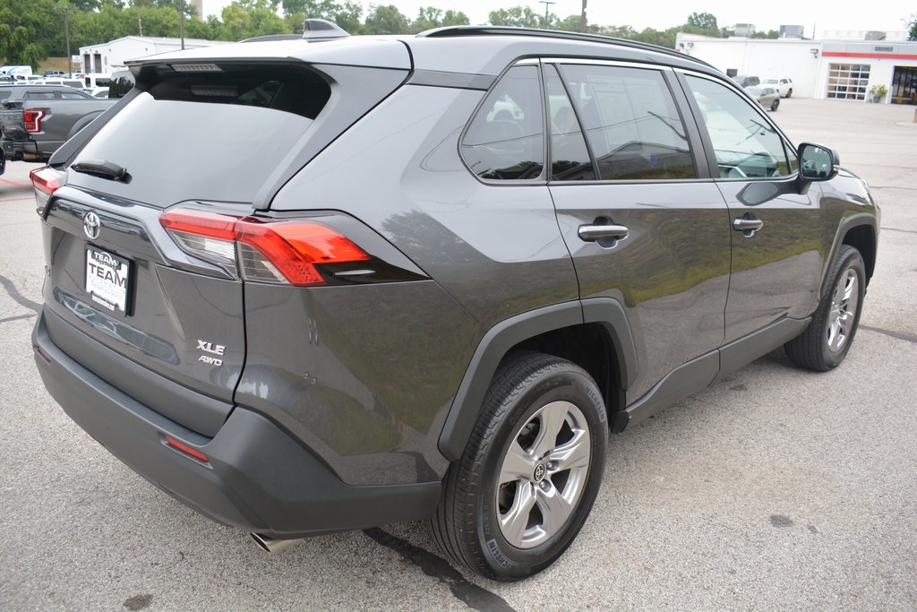 2023 Toyota RAV4 XLE photo 2