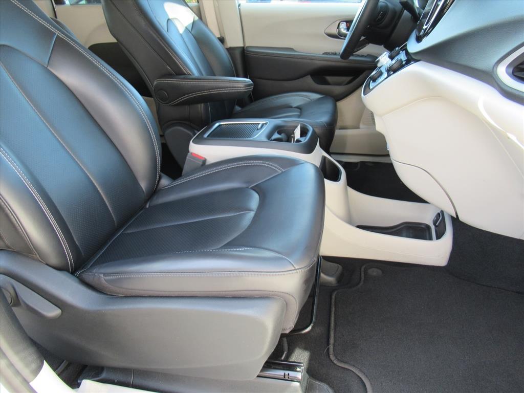2023 Chrysler Pacifica Touring L photo 9