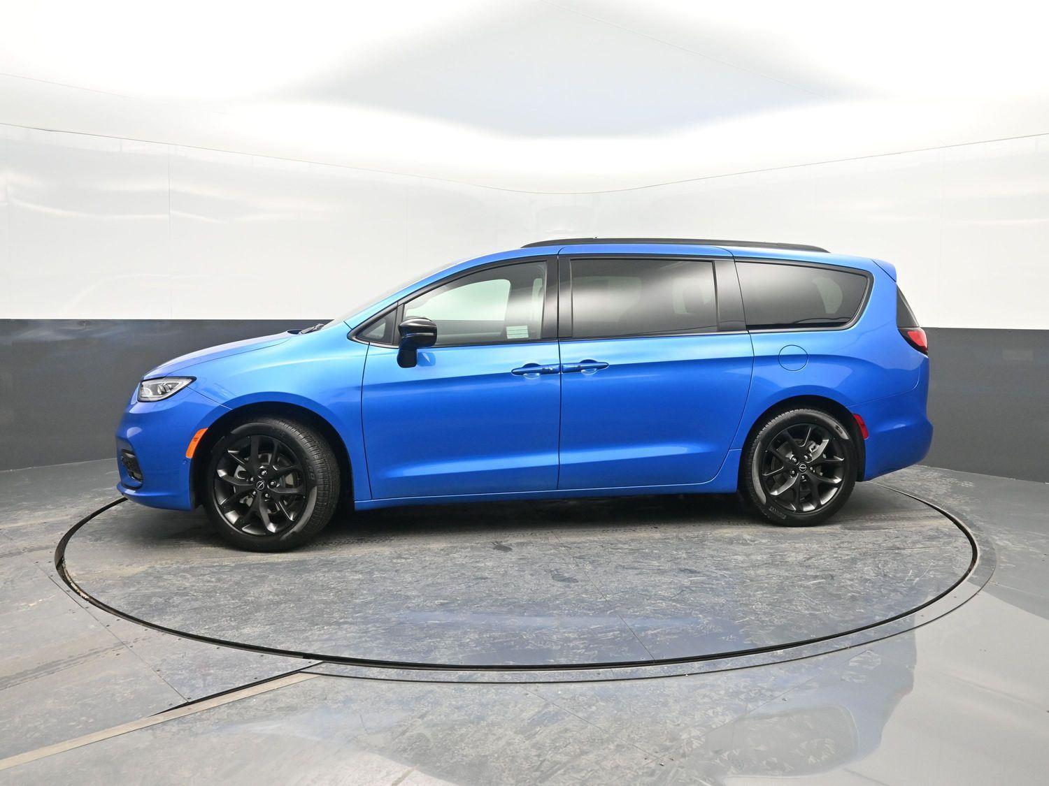 2026 Chrysler Pacifica Select's photo