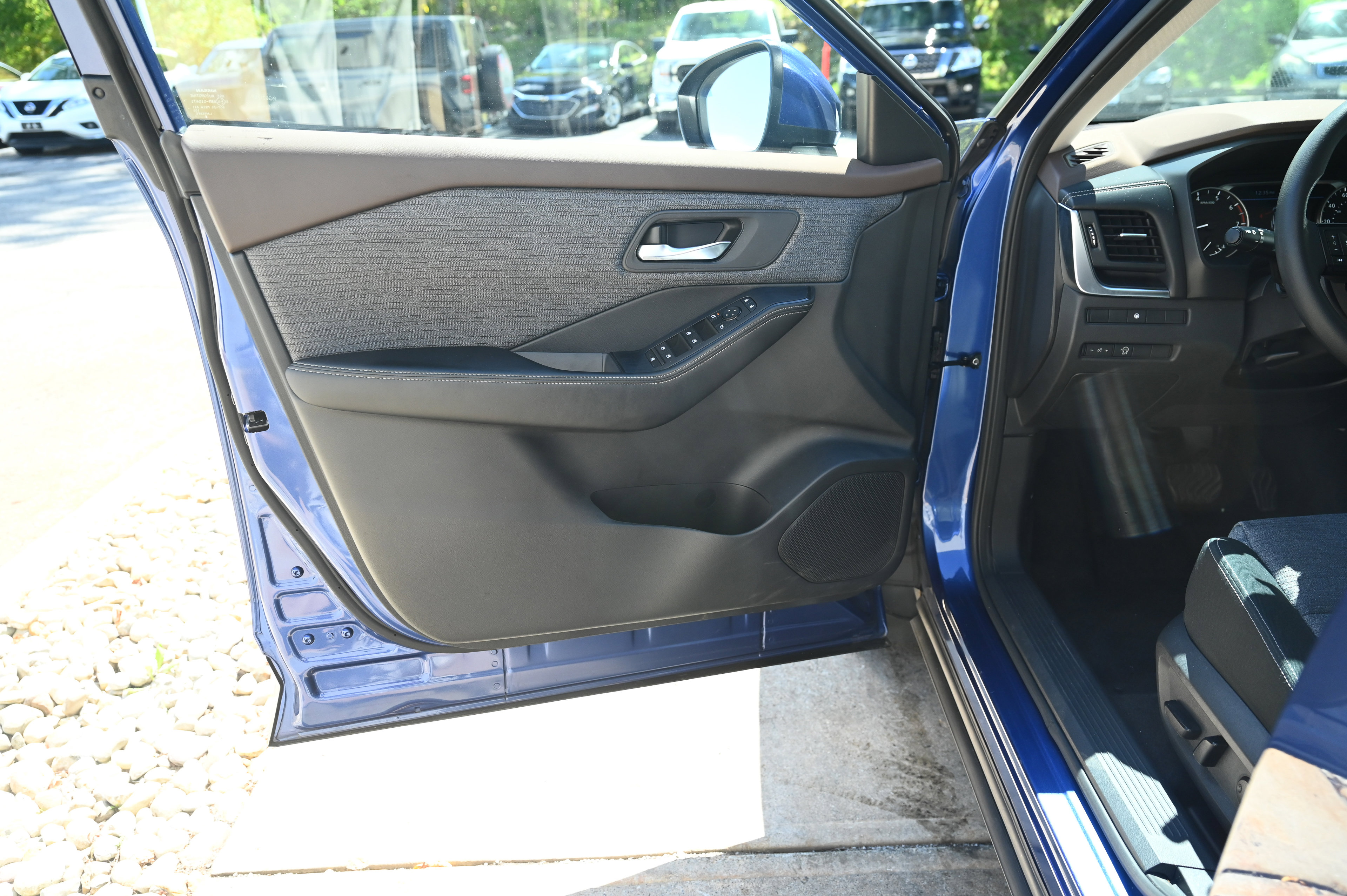 2023 Nissan Rogue SV photo 10
