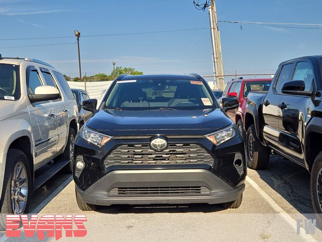 2020 Toyota RAV4 XLE photo 2