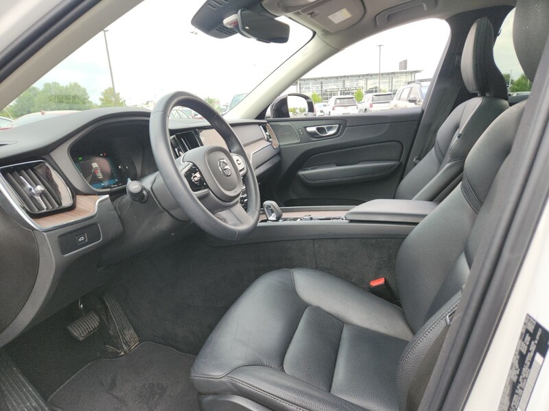 2023 Volvo XC60 B5 Plus photo 9