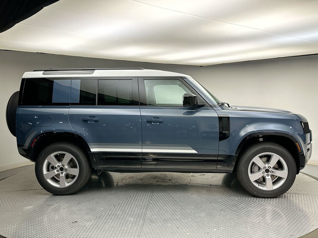 2026 Land Rover Defender 110 photo 3