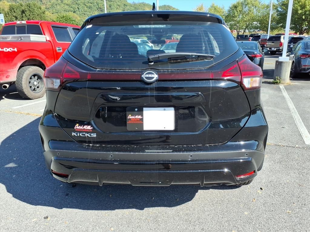 2025 Nissan Kicks Play S photo 2