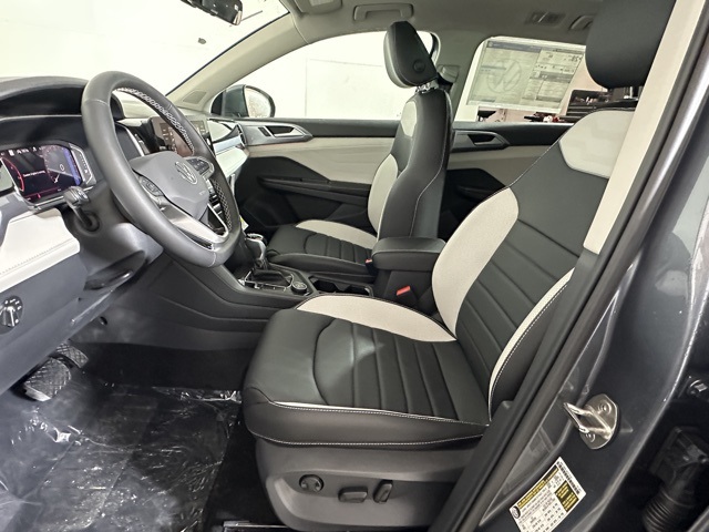 2025 Volkswagen Taos SEL photo 14