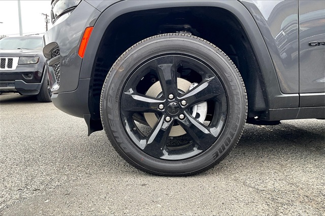 2025 Jeep Grand Cherokee Laredo Altitude photo 11
