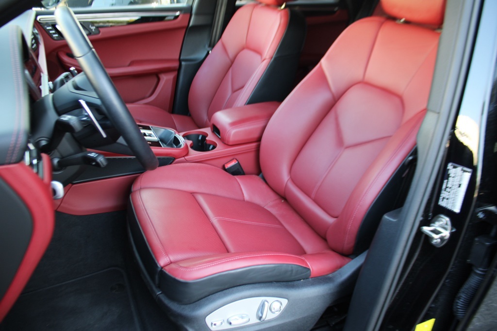 2025 Porsche Macan T photo 5