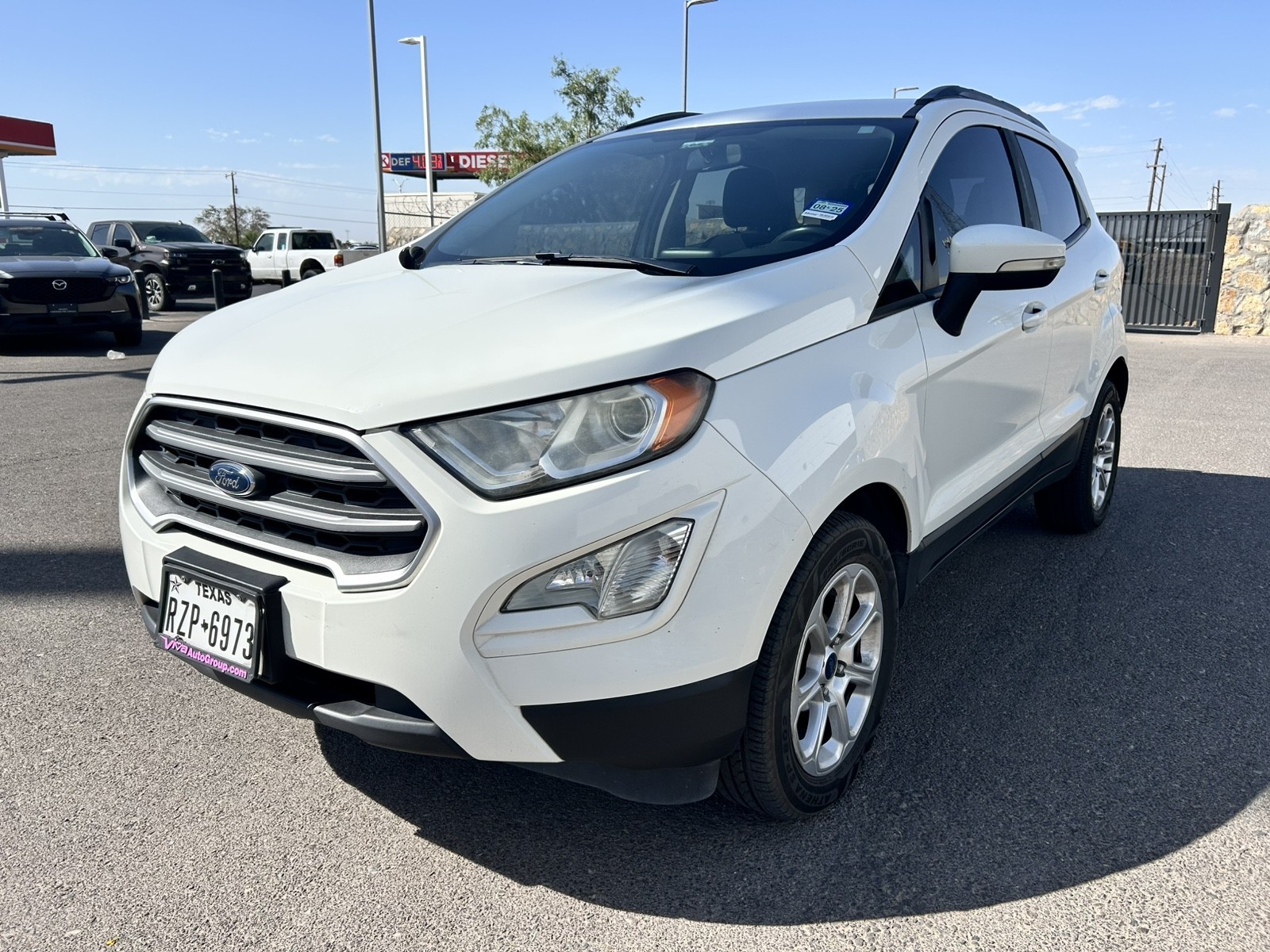 Used 2019 Diamond White Ford SE image 1