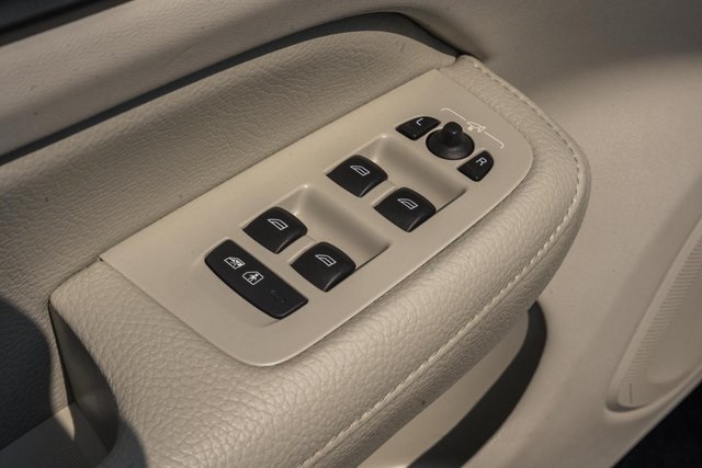 2021 Volvo S60 Momentum photo 35