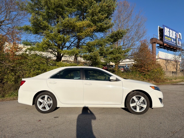 2014 Toyota Camry SE photo 4
