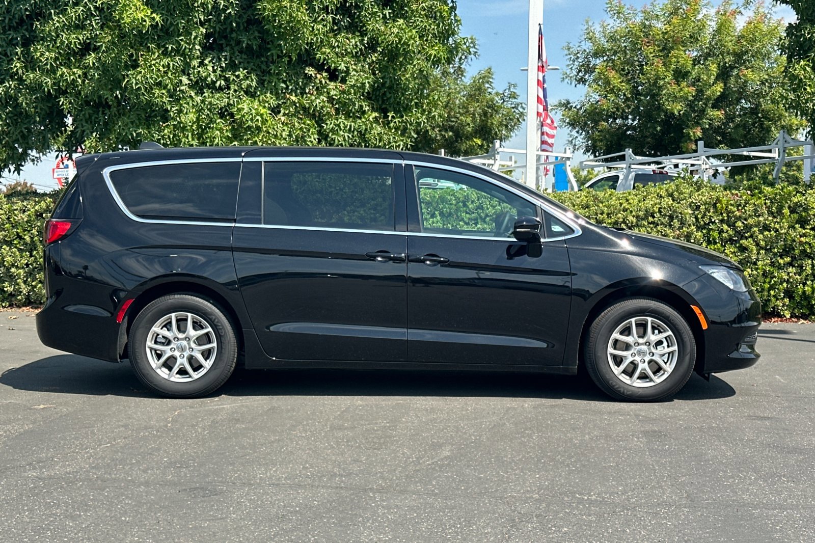 2025 Chrysler Voyager LX photo 3