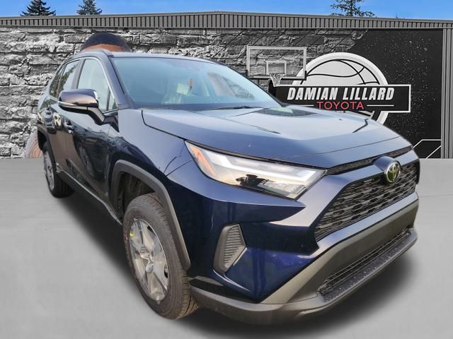 2025 Toyota RAV4 XLE's photo
