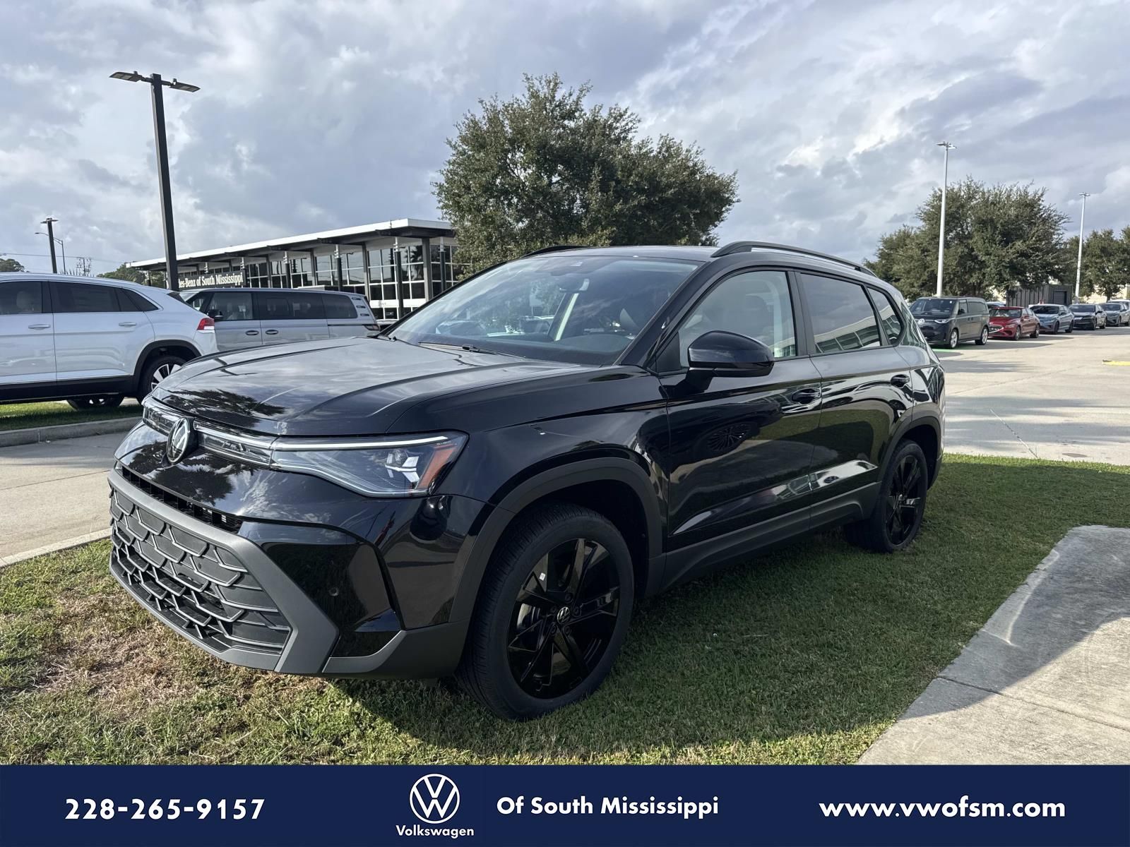 2026 Volkswagen Taos SE Black's photo