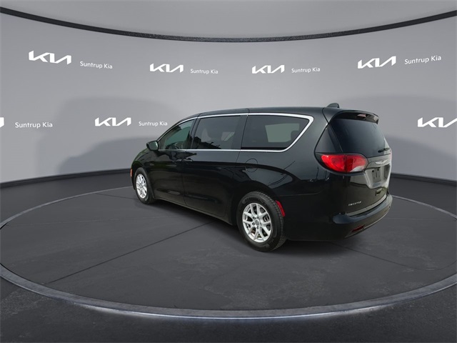 2017 Chrysler Pacifica LX photo 12
