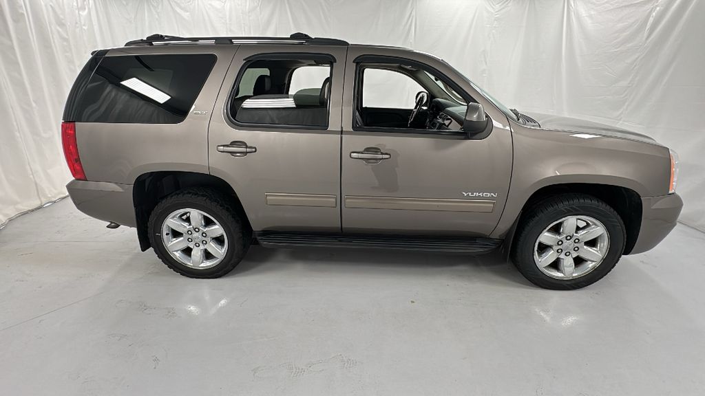 Used 2013 GMC Yukon SLT with VIN 1GKS2CE0XDR335379 for sale in Janesville, WI